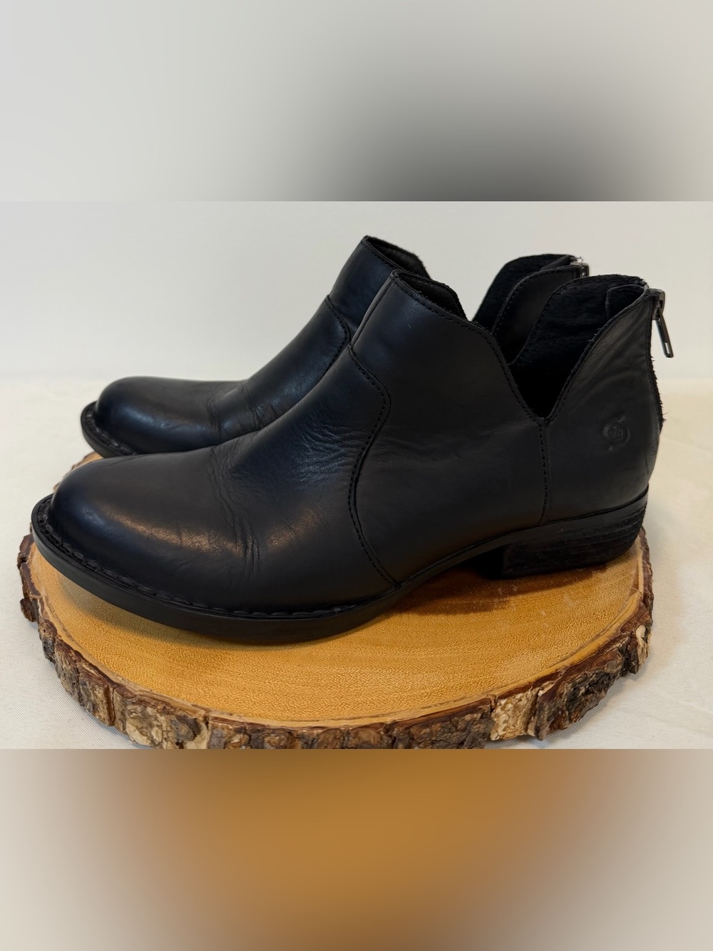 Born Kerri Black Leather Ankle Bootie with Zip at back pointed toe Women’s 8
